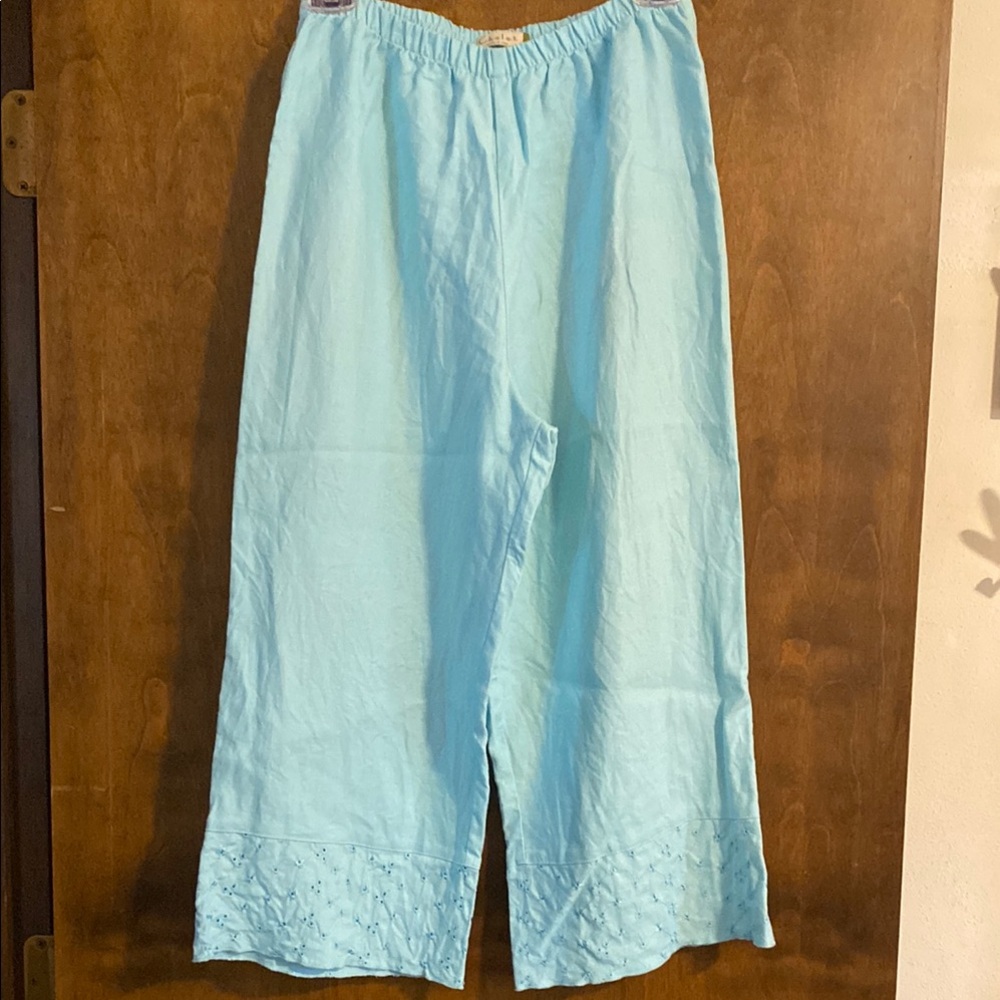 CHALET 100% linen bright blue capris. Size US medium. Made in USA. Eyelet hem.